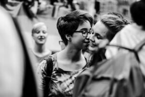 deux femmes s’embrassant | LGBTQI | Forbidden Colours | Lesbienne Gay | Accueil